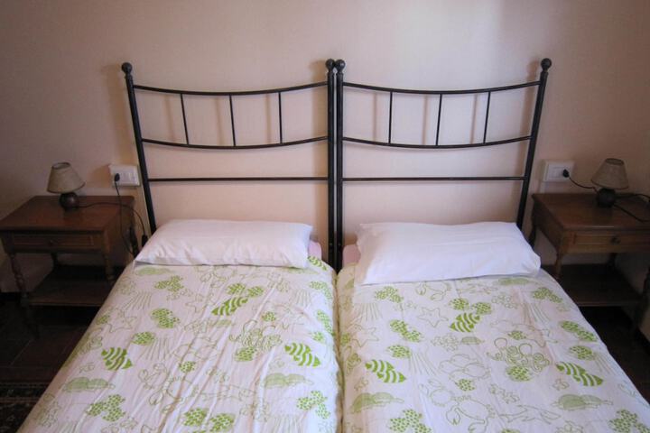 Room 2 of 37