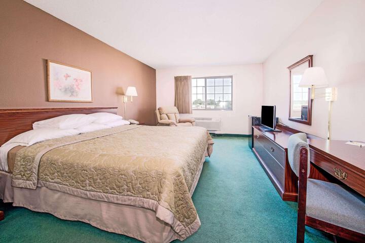 1 King Bed (3 of 14)