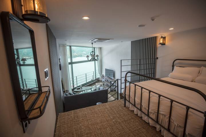 Room 6 of 77