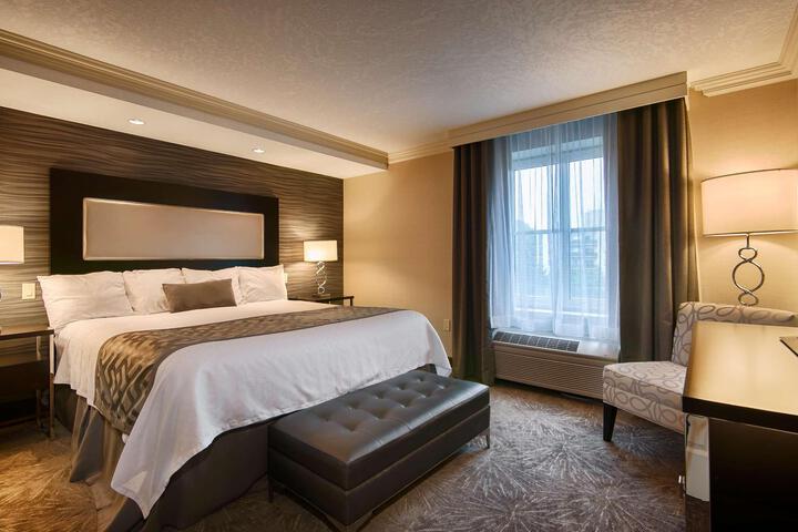 Suite 1 King Bed Deluxe Separate BedRoom, Microwave and Refrigerator Jetted Tub Sofa Bed (18 of 19)