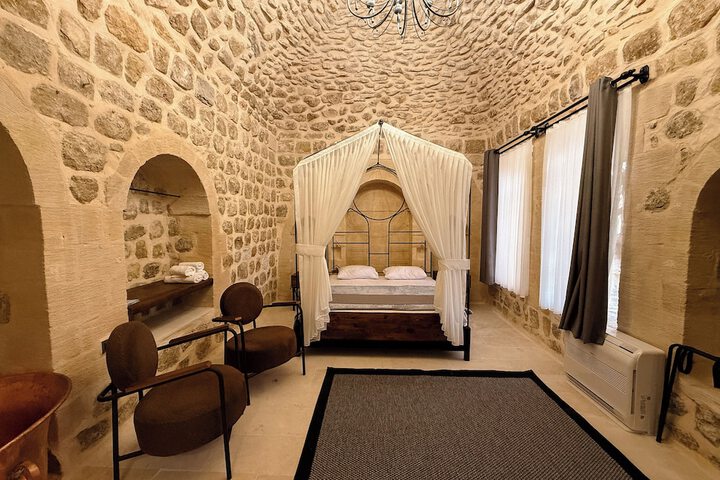 Room 6 of 95