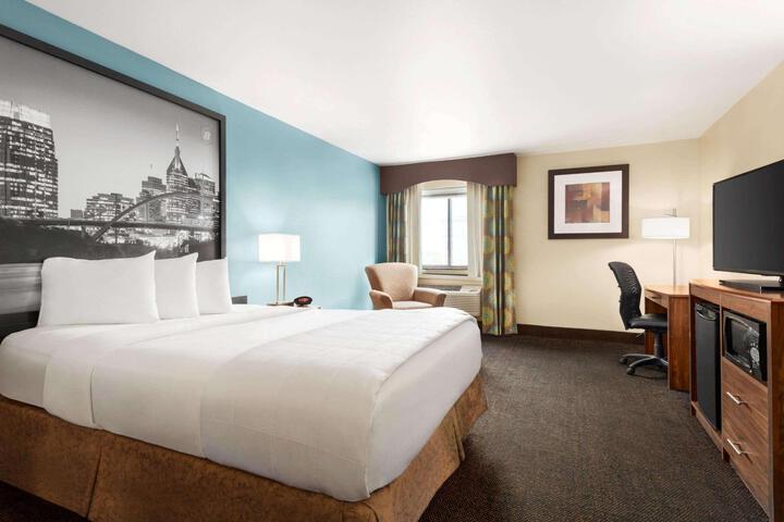1 Queen Bed (5 of 6)