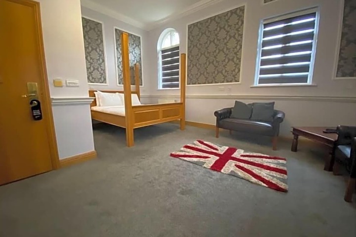 Room 5 of 12