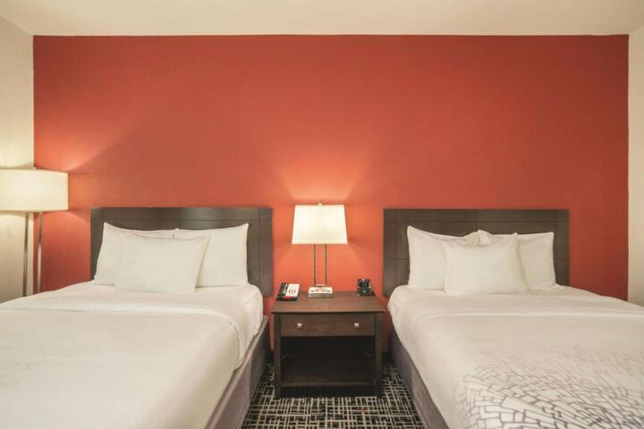 2 Queen Beds (2 of 8)