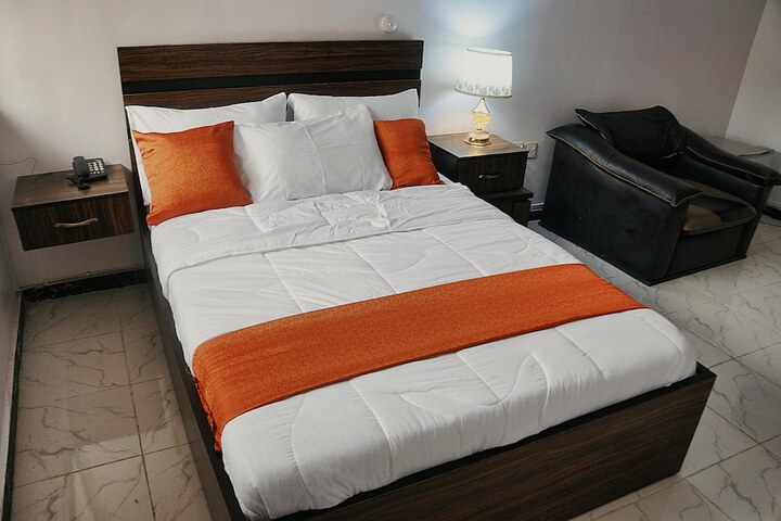 Room 9 of 20