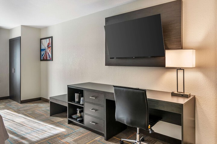 2 Queen Beds Microwave and Refrigerator Full Breakfast (12 of 13)