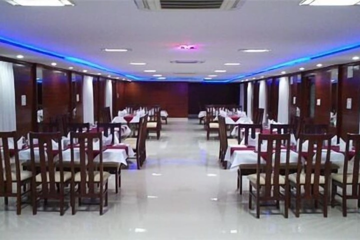 Dining 33 of 44