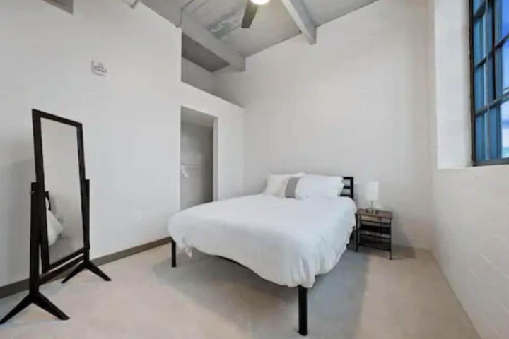 Room 28 of 237