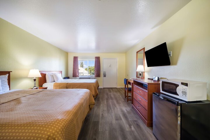 1 Queen Bed (9 of 18)