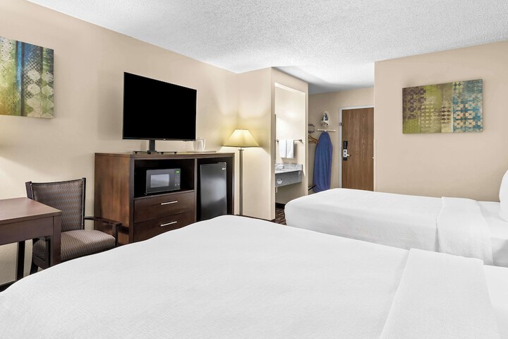 1 Queen Bed Shower Microwave and Refrigerator Flat Screen Television High Speed Internet Accessible Full Breakfast (8 of 20)