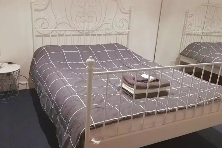 Room 2 of 10