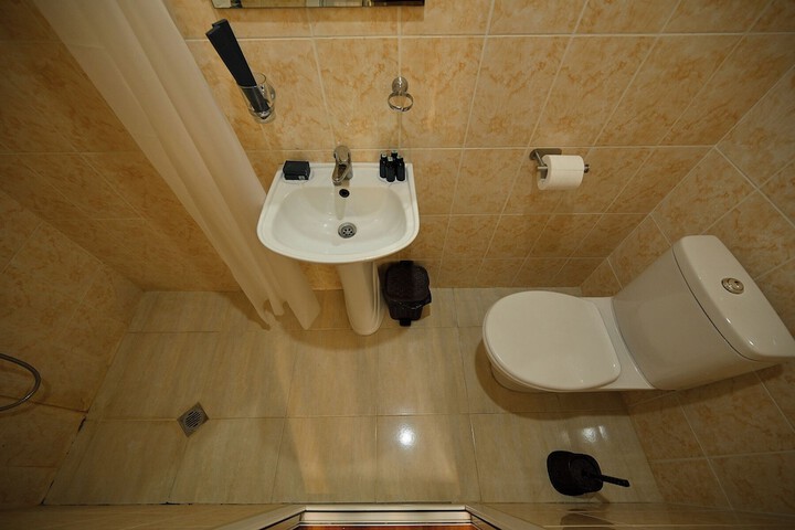 Room 10 of 28