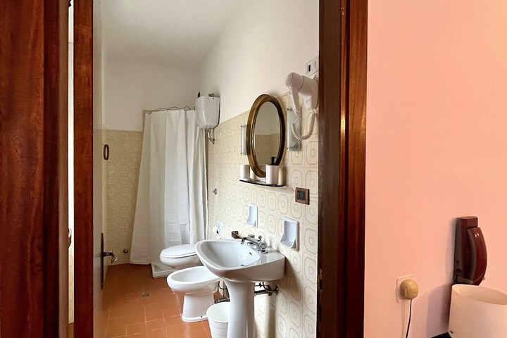 Room 12 of 18