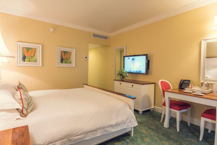 Room 14 of 65