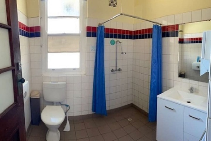 Room 33 of 82