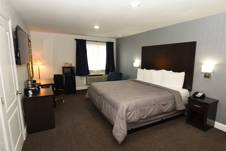 1 King Bed (2 of 33)