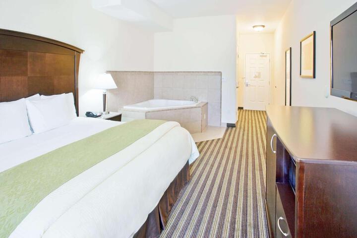 1 King Bed (14 of 18)