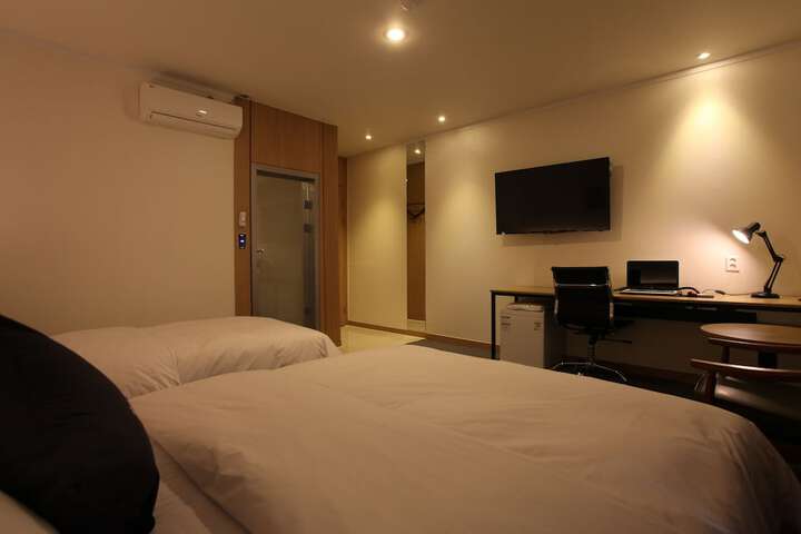 Room 18 of 53