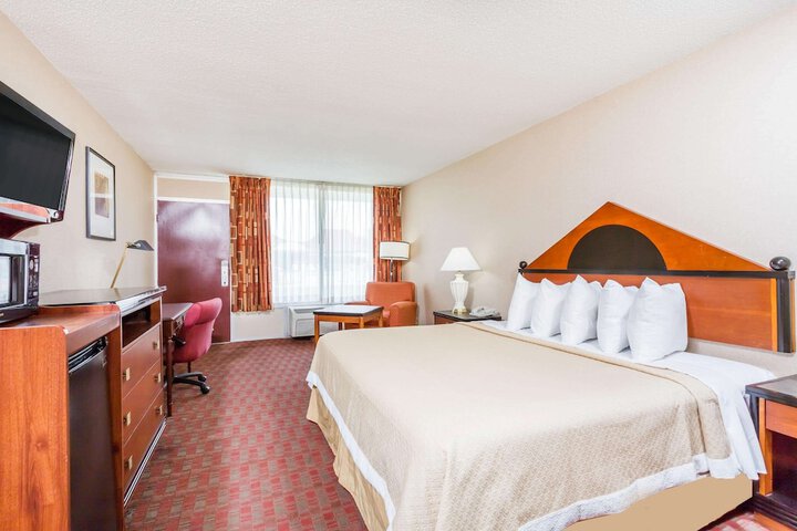 1 King Bed Mobility Hearing Accessible Room Roll in Shower (17 of 17)