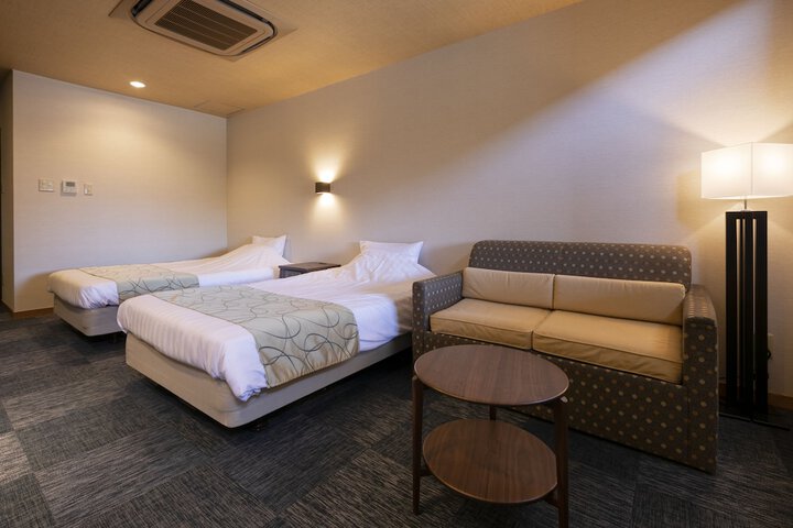 Room 9 of 75