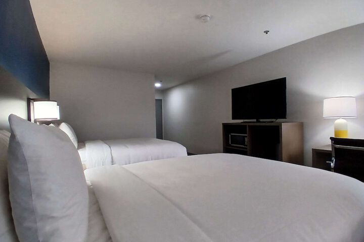 2 Queen Beds (5 of 20)