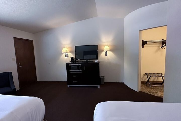2 Double Beds (9 of 21)