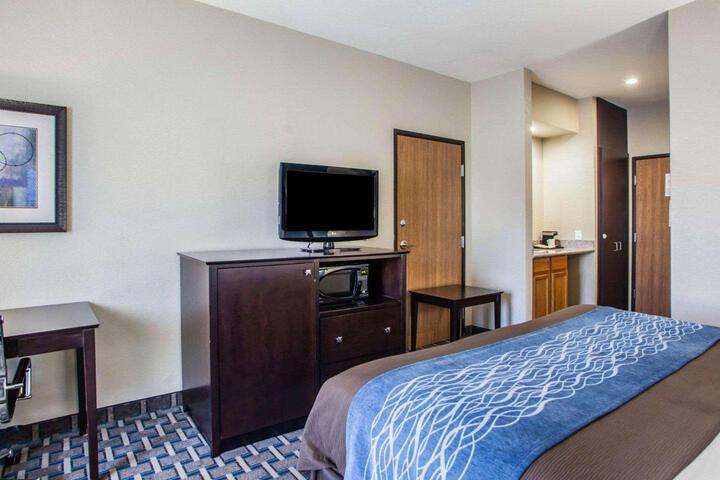 1 King Bed (6 of 8)