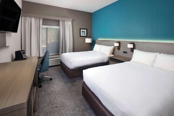 2 Queen Beds (1 of 10)