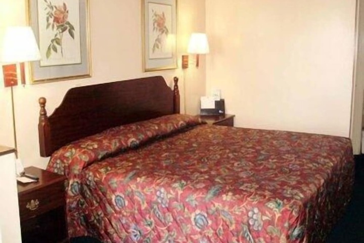 1 King Bed (4 of 12)