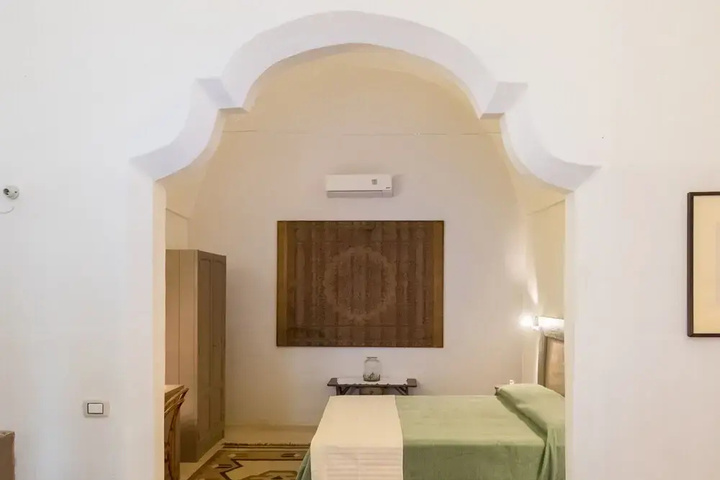 Room 6 of 12