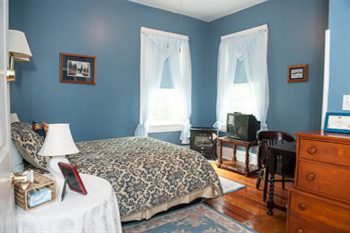 Room 6 of 18