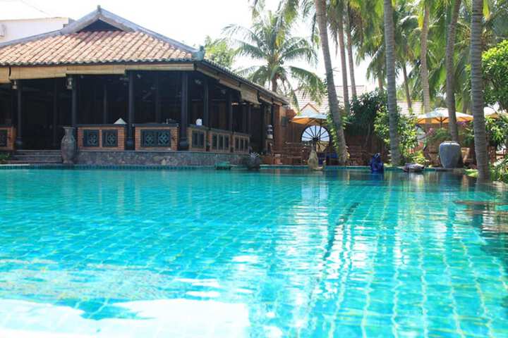 Hotel with Pool