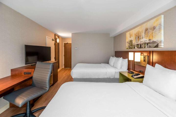 1 King Bed (6 of 8)