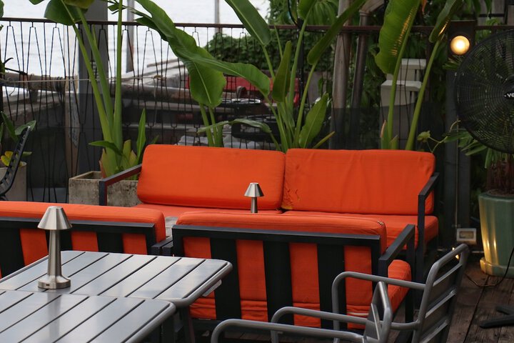 Lounge 72 of 78