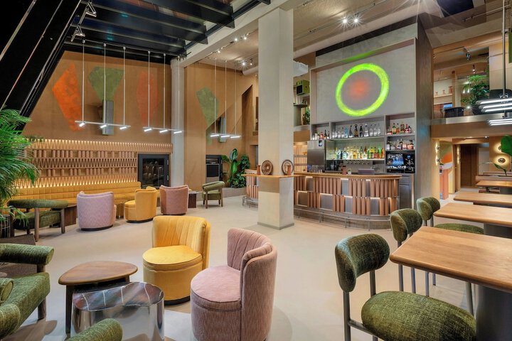 Lounge 153 of 219