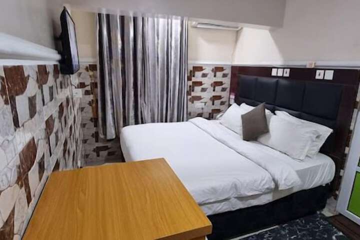 Room 5 of 76