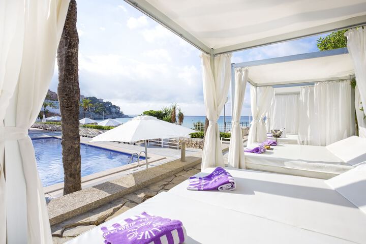 Hotel Pool
