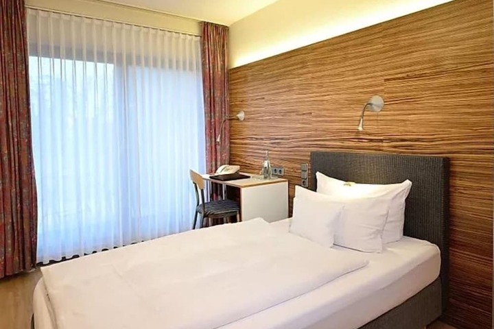 Room 2 of 39