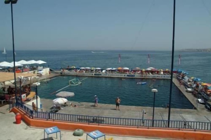 Hotel with Pool