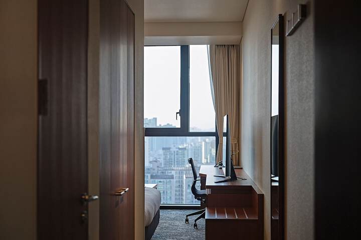 Room 33 of 158
