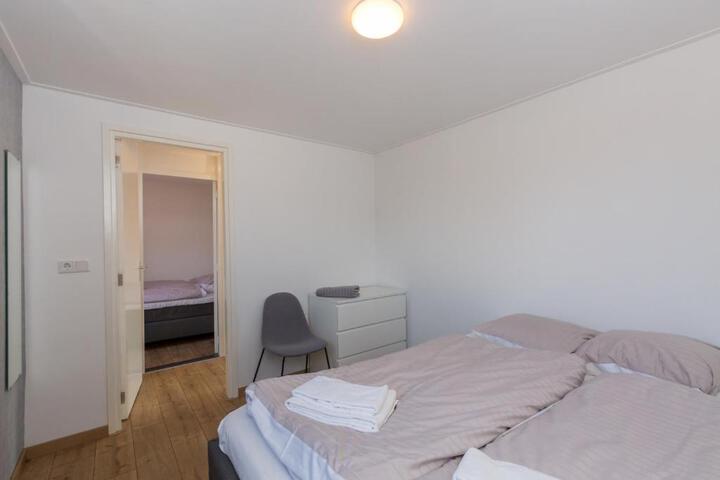 Room 4 of 12