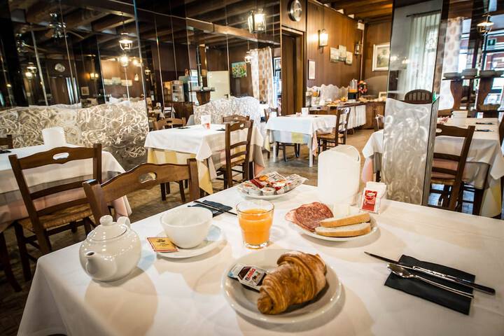 Breakfast/Coffee Service 20 of 42