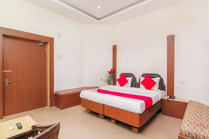 Room 8 of 33