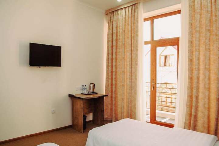 Room 5 of 12