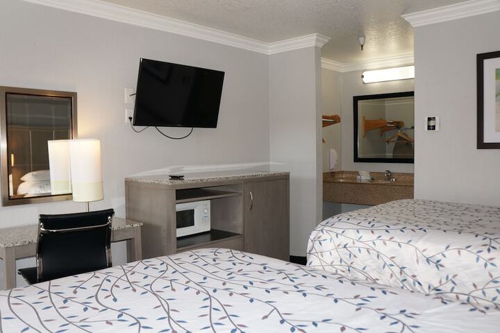 Queen Bed Accessible (34 of 45)