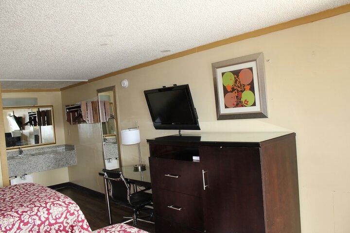 Single Room 1 King Bed (2 of 8)