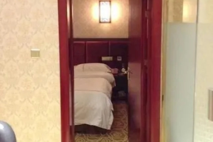 Room 7 of 9