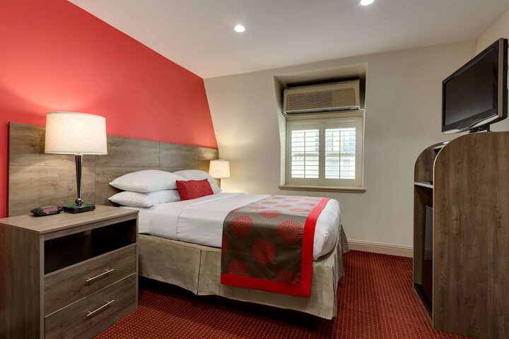 1 King Bed (3 of 11)