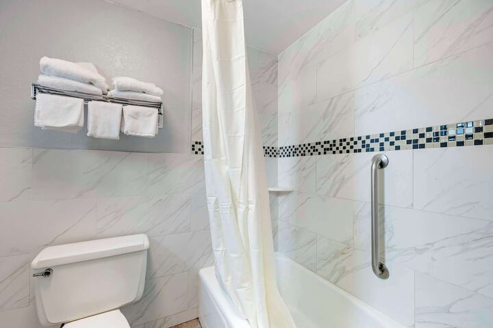 2 Queen Beds Pet Friendly Room Pillow Top Mattress Microwave and Refrigerator High Speed Internet Accessible Coffee Maker Full Breakfast (5 of 17)