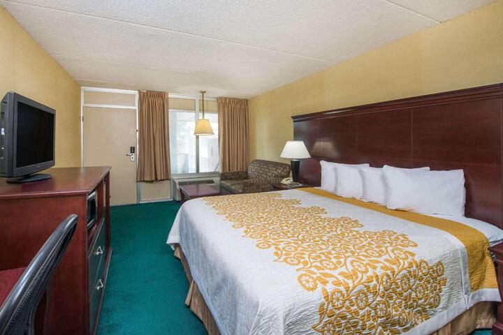 1 King Bed (3 of 4)
